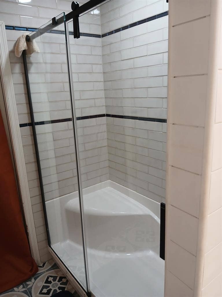 bedroom for rent available now