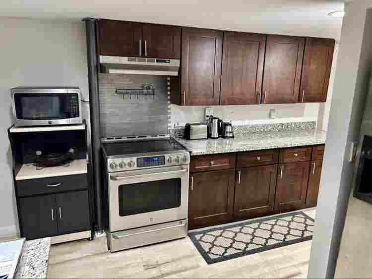 Large Bedroom in Basement Apt!
