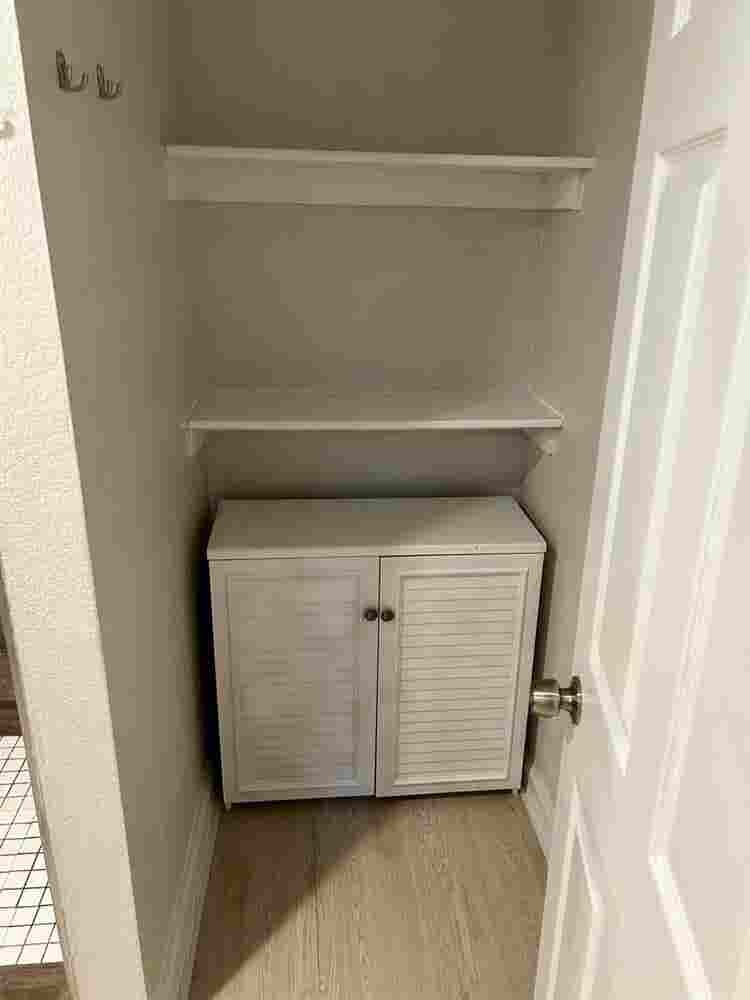 Large Bedroom in Basement Apt!