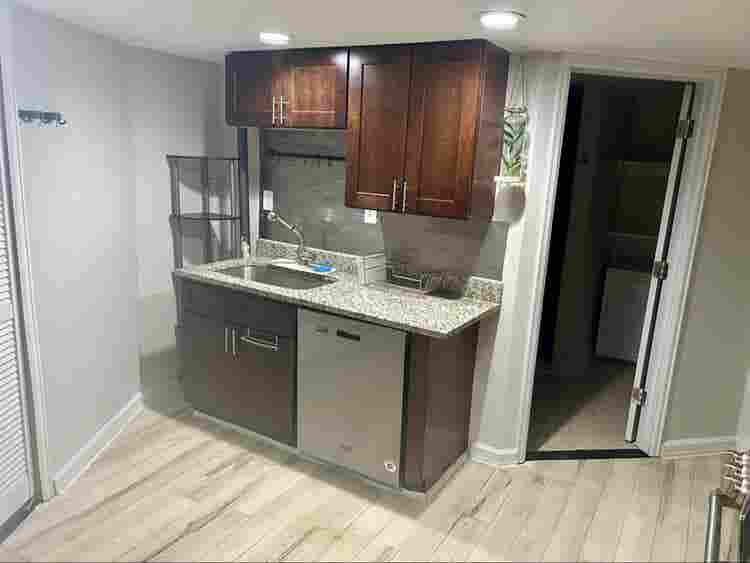 Large Bedroom in Basement Apt!