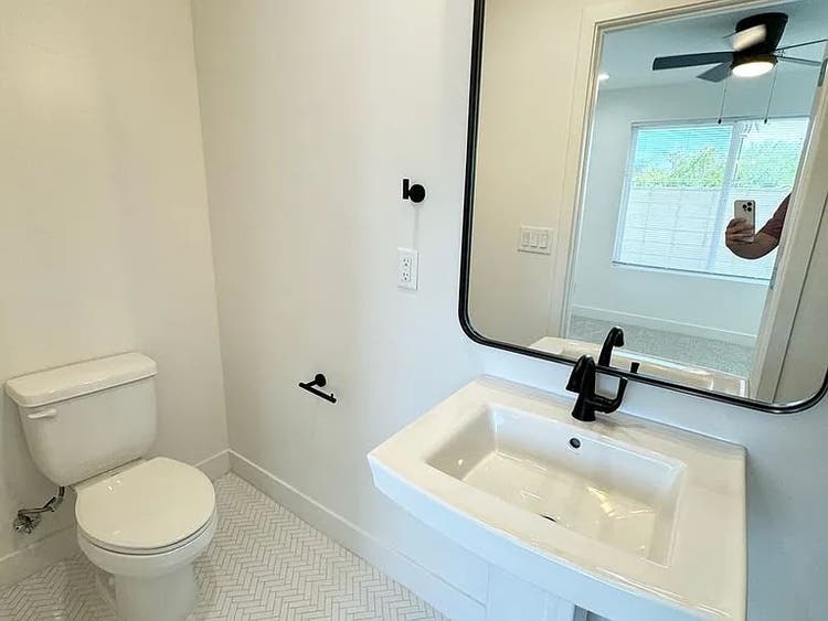 Bed with Private Bath! Oct 1!