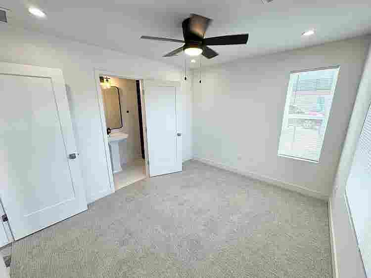 Bed with Private Bath! Oct 1!