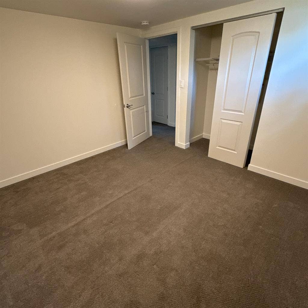 Room for rent/roommate wanted!!