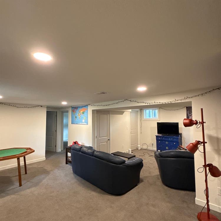 Room for rent/roommate wanted!!