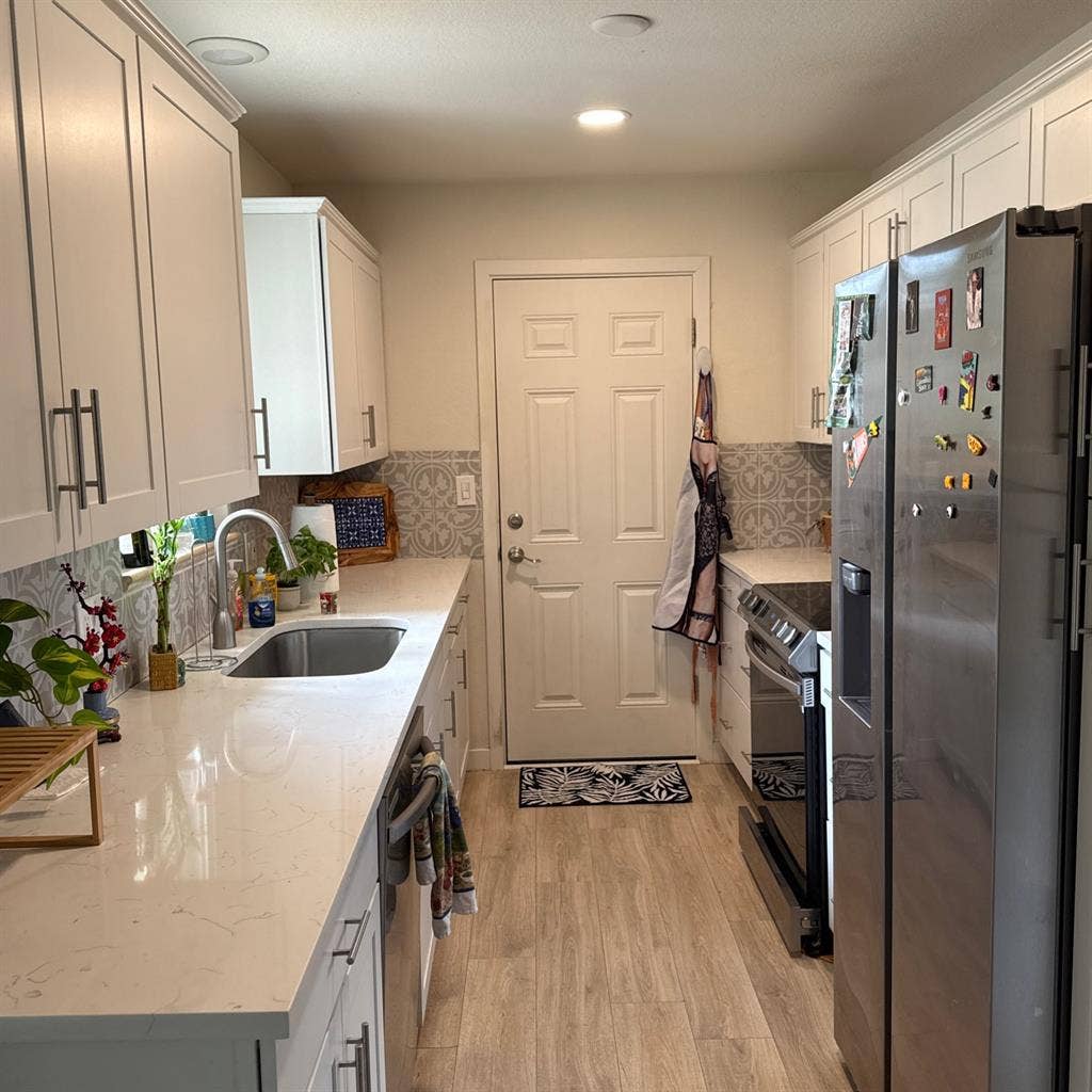 Room for rent/roommate wanted!!