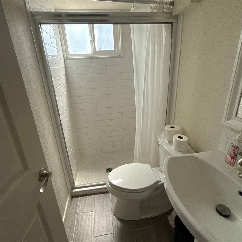 Room for rent/roommate wanted!!