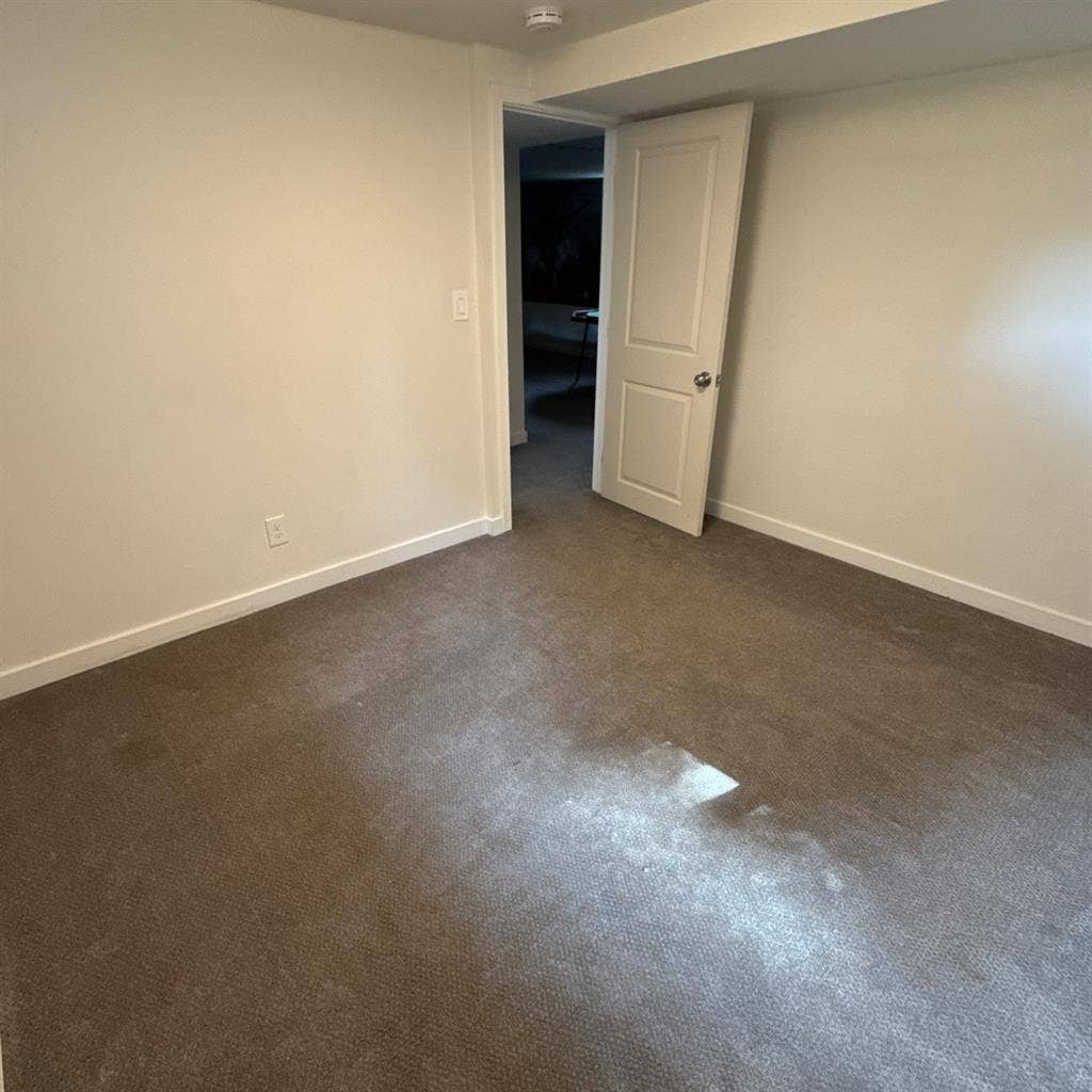 Room for rent/roommate wanted!!