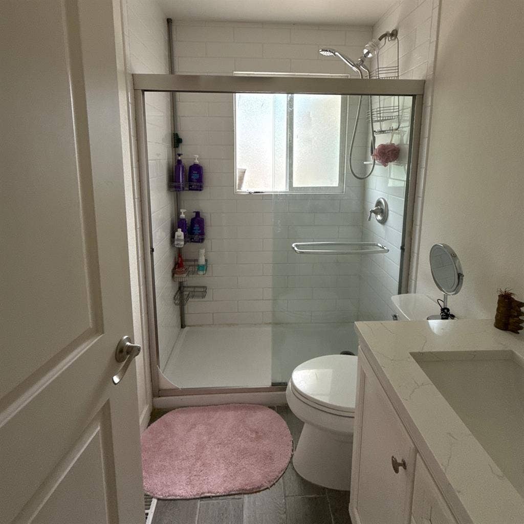 Room for rent/roommate wanted!!