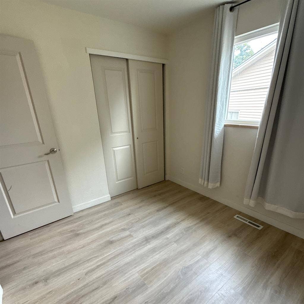 Room for rent/roommate wanted!!