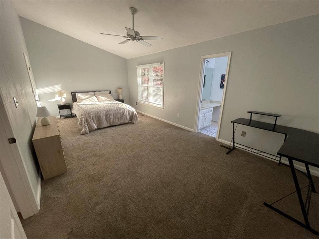 Private Master Bedroom in Townhouse