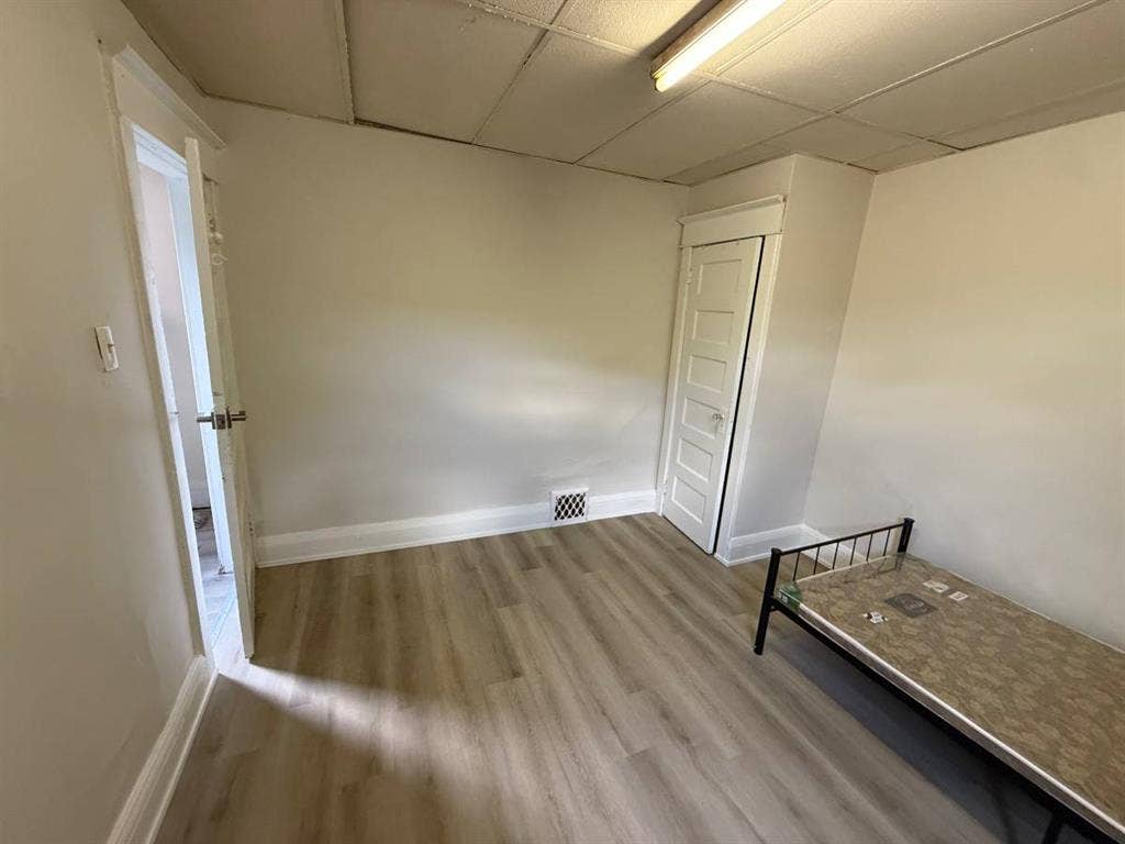 Room for Rent at College