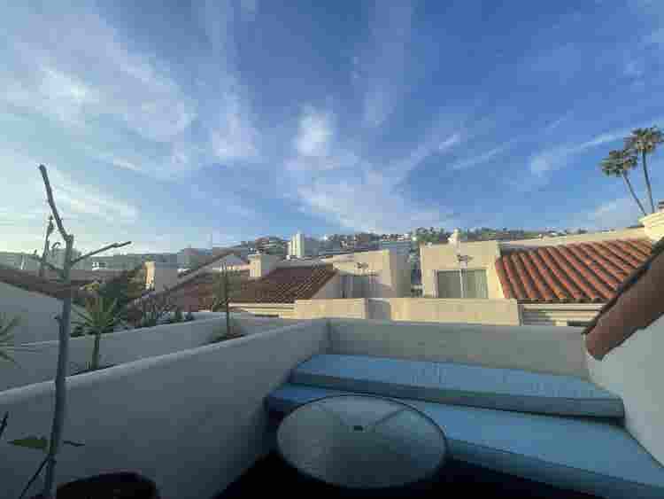 Room with private bathroom in WeHo