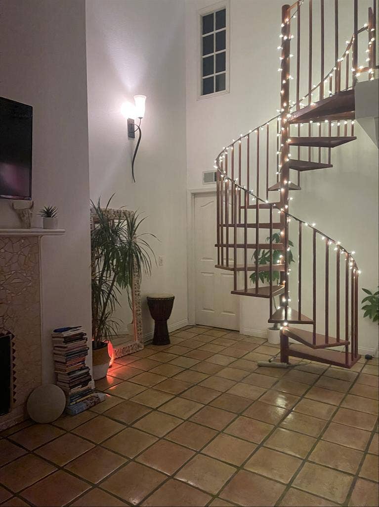 Room with private bathroom in WeHo
