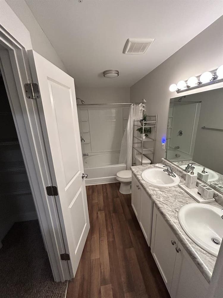 Luxury
 Bedroom w/ Private & Closet