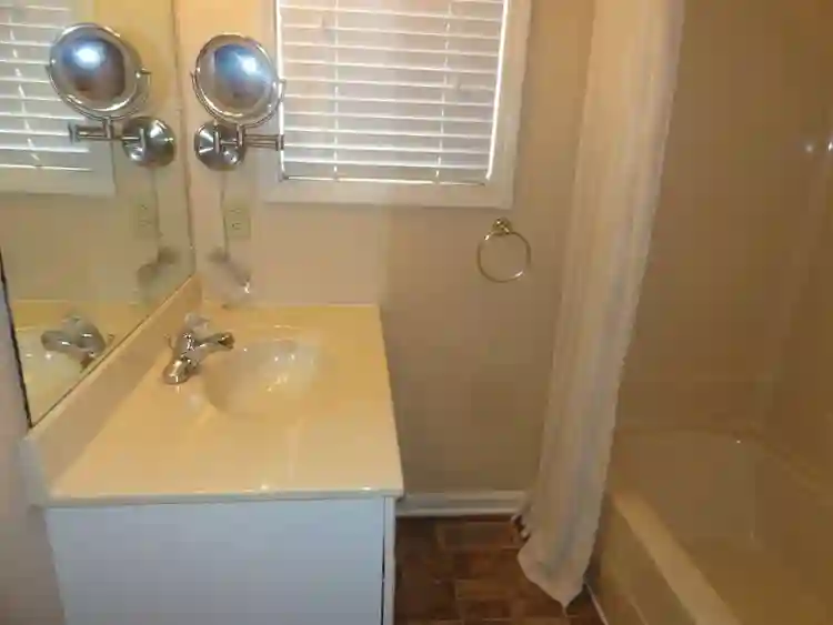 East Sherwood Hills Dr, Bloomington