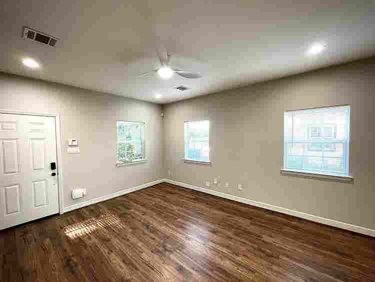 2story Open-Concept  bath