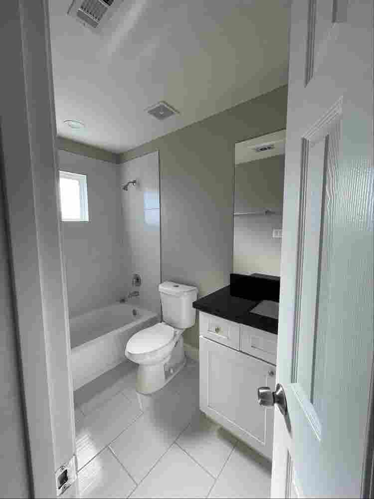 2story Open-Concept  bath