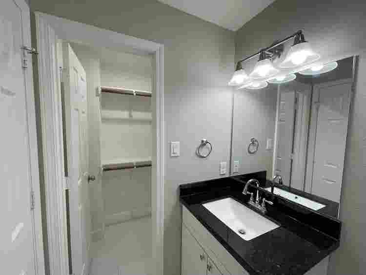 2story Open-Concept  bath