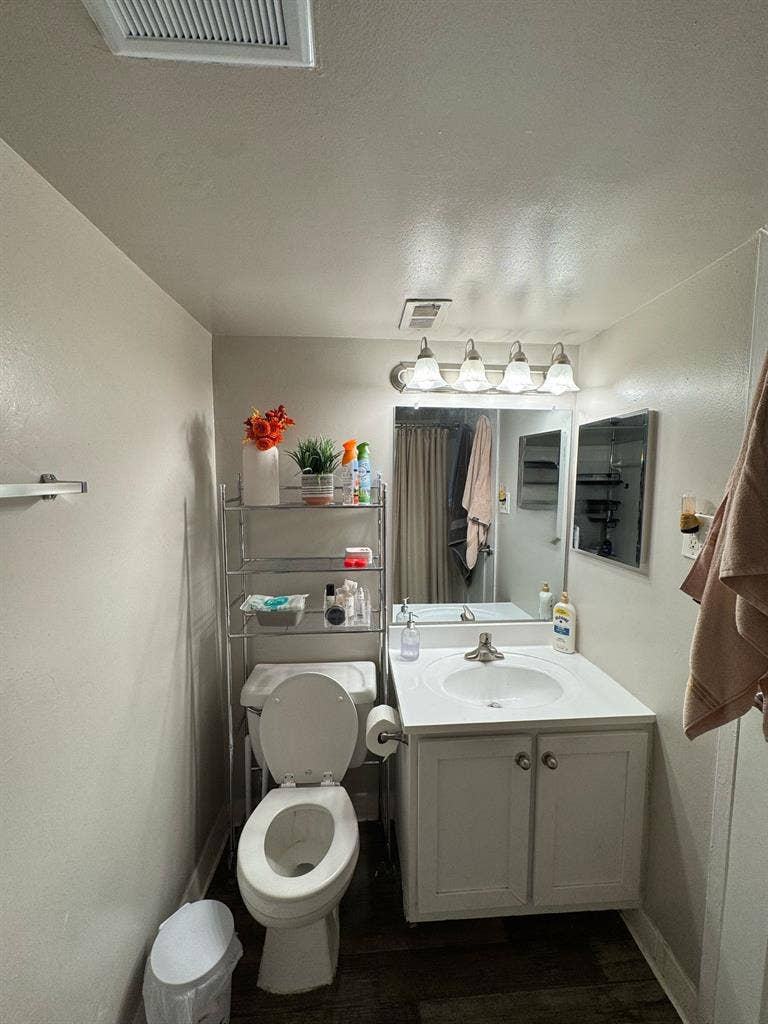 Bedroom Looking for a girl roomate
