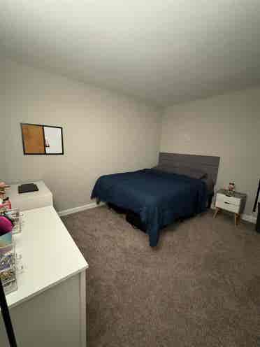 Bedroom Looking for a girl roomate