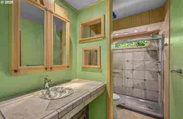 Master Bedroom w/ Private bathroom