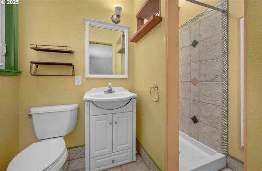 Master Bedroom w/ Private bathroom