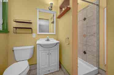 Master Bedroom w/ Private bathroom