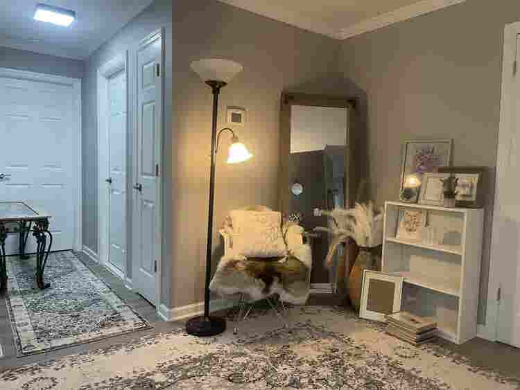 y/o F Seeking Roommate