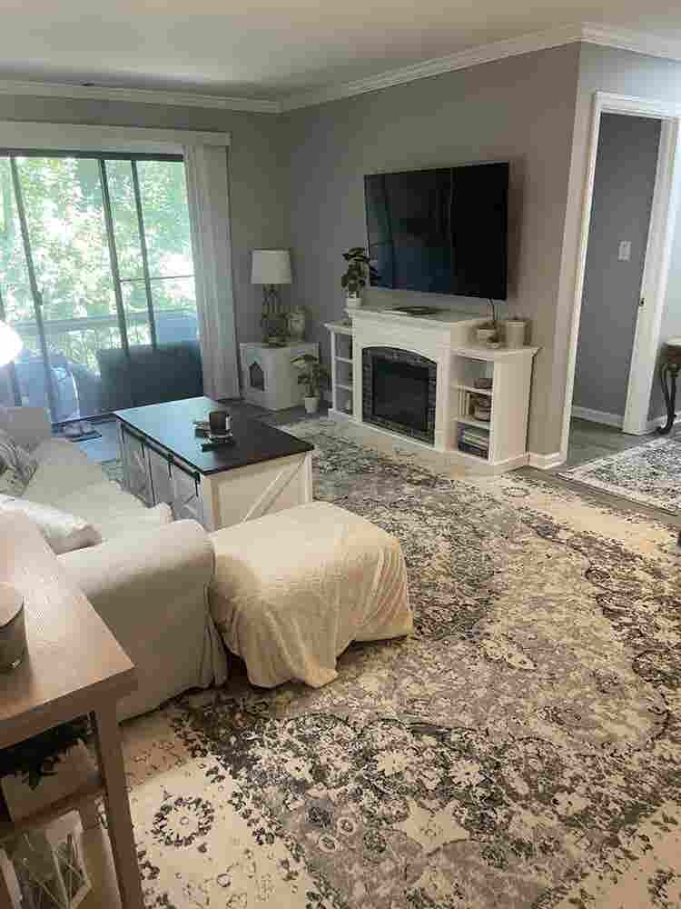 y/o F Seeking Roommate