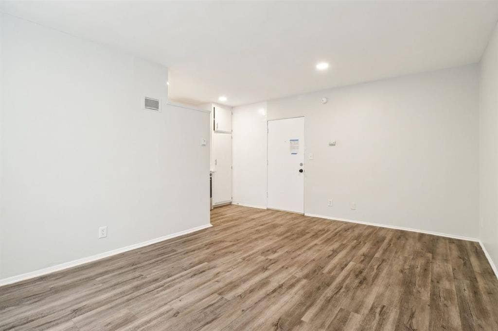 Clean STUDIO and 1 BATH