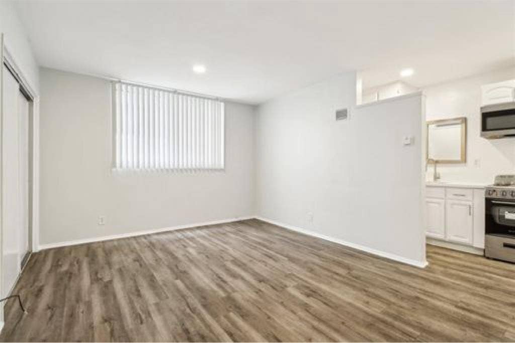 Clean STUDIO and 1 BATH