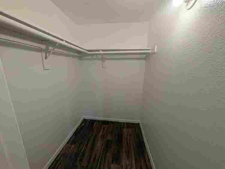 f looking for female roommate