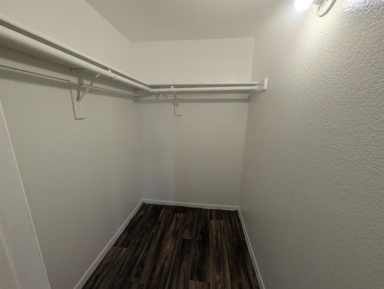 f looking for female roommate
