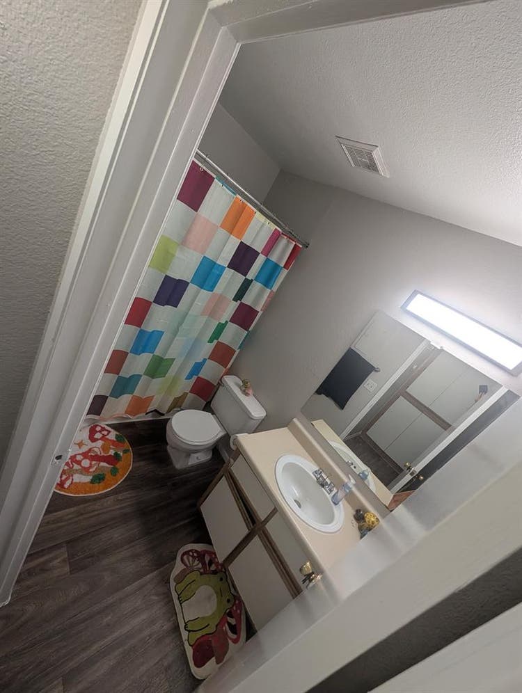 f looking for female roommate