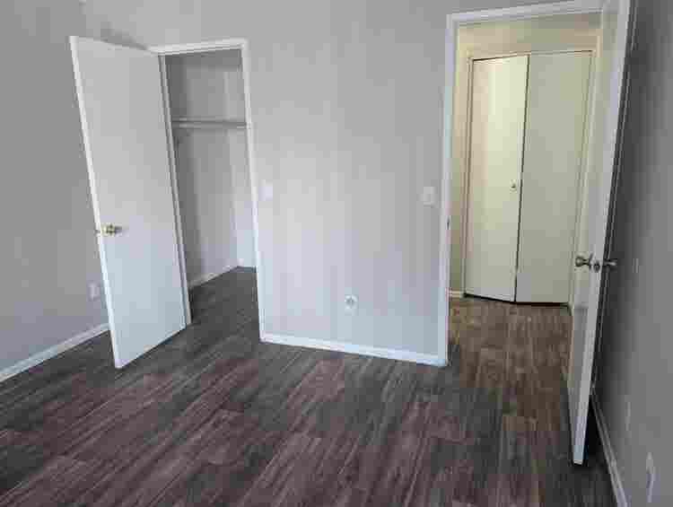 f looking for female roommate