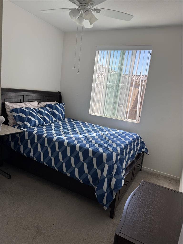 Room w/ private bathroom
sept