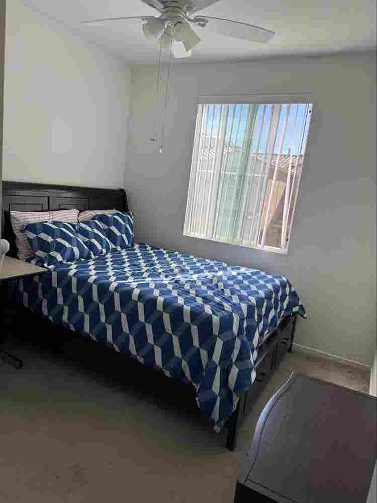 Room w/ private bathroom 
sept