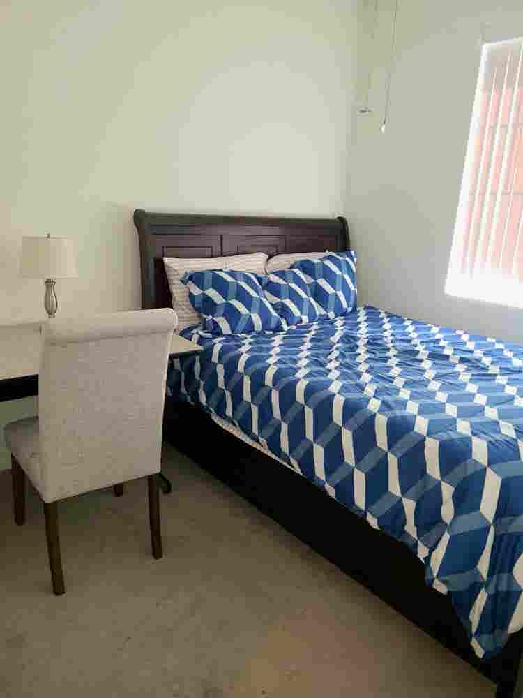 Room w/ private bathroom 
sept
