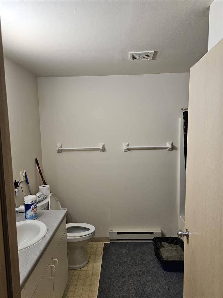 I am seeking a roommate.