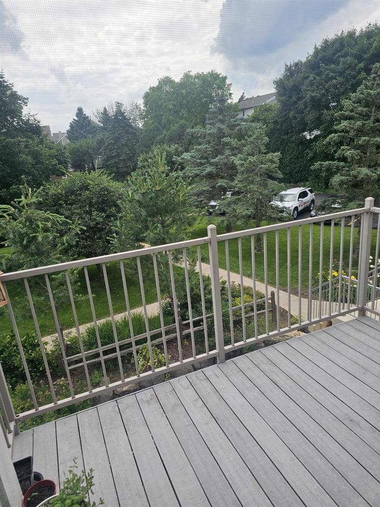 I am seeking a roommate.