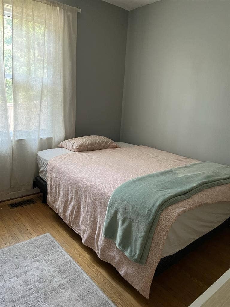 FURNISHED ROOM FOR RENT NEAR SUBWAY