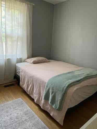 FURNISHED ROOM FOR RENT NEAR SUBWAY
