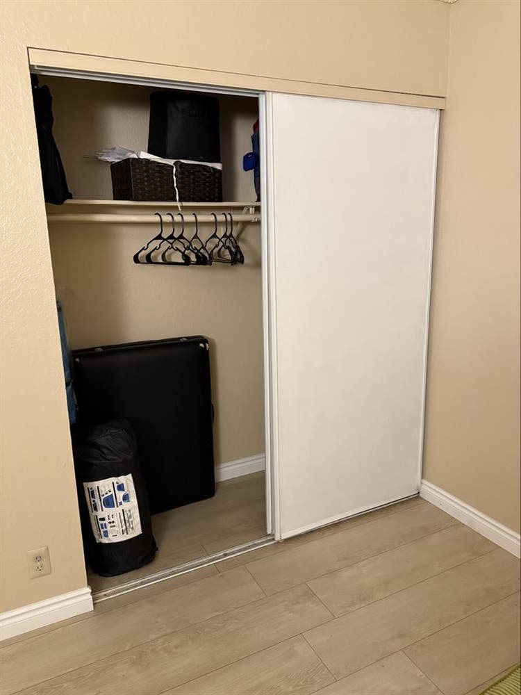 Cozy Room – Chill, 
Pet-Free Home
