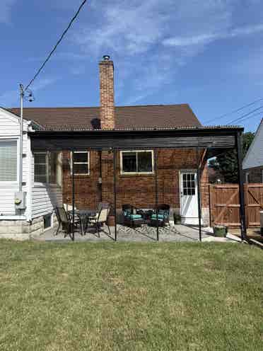 Quiet bath 
w/ fenced yard