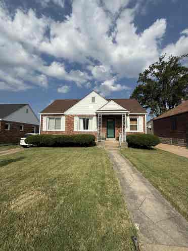 Quiet bath 
w/ fenced yard