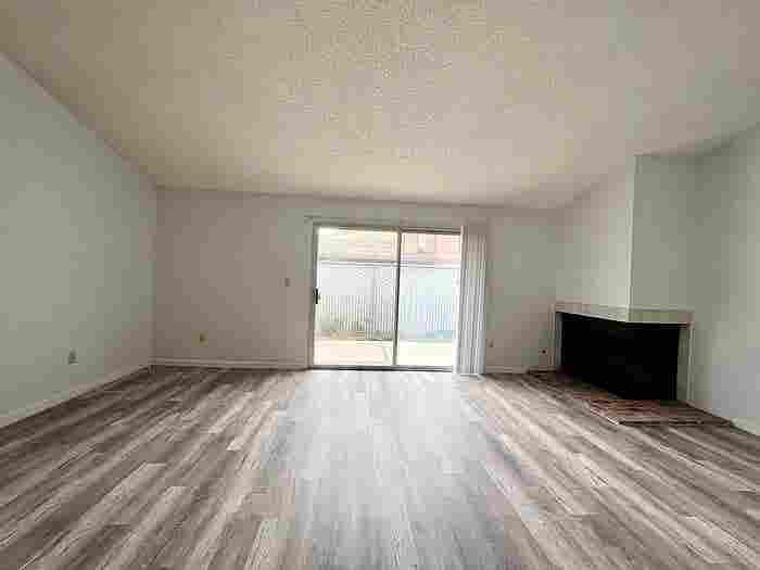 sqft, Fireplace🔥 2 BR/patios