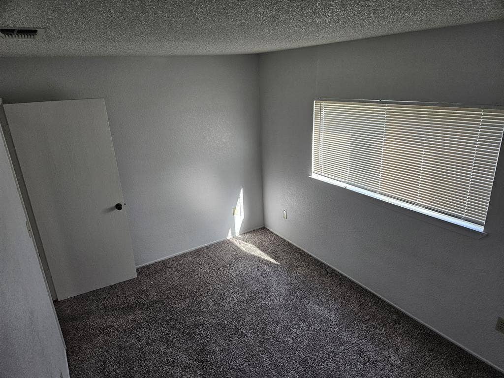 sqft, Fireplace🔥 2 BR/patios