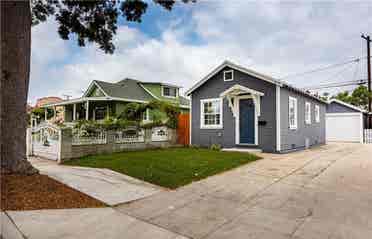 1BR with Private Backyard & Garage