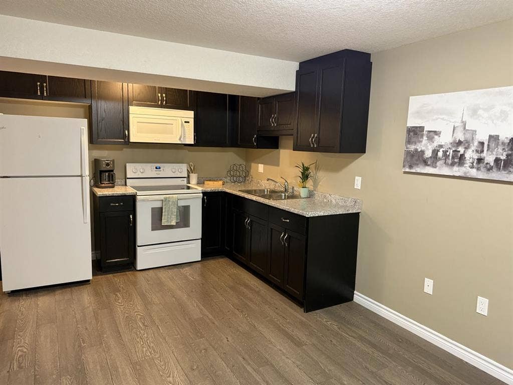 Legal  apartment-1bedroom + den