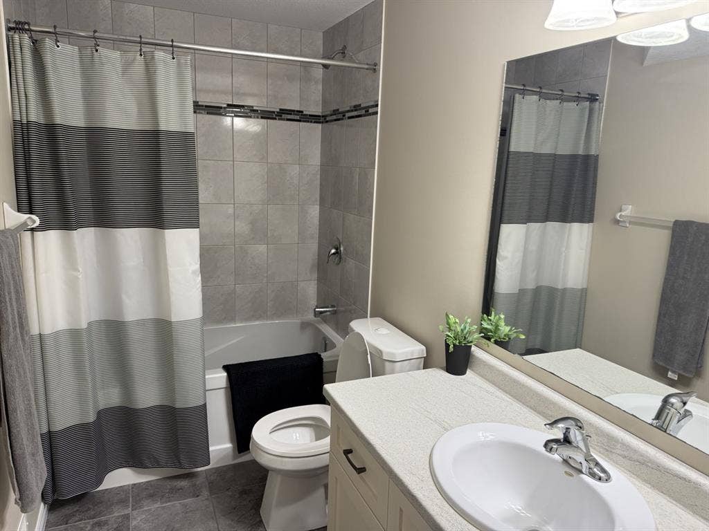 Legal  apartment-1bedroom + den